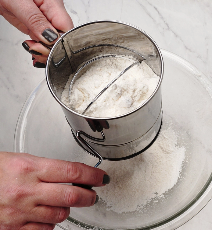 Crank Style Flour Sifter - 5 Cup